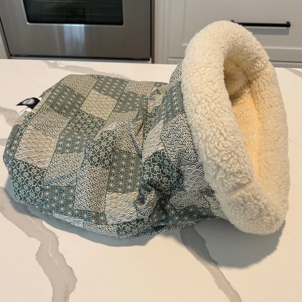 K&H Kitty Crinkle Sack Cozy Green and Cream Pet Bed